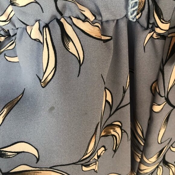 Boutique The Hanger Blue Floral V-Neck Bell Sleeve Romper S - Picture 8 of 12